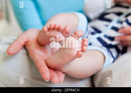 Mütter Hand und die Baby`s Füße Stockfoto